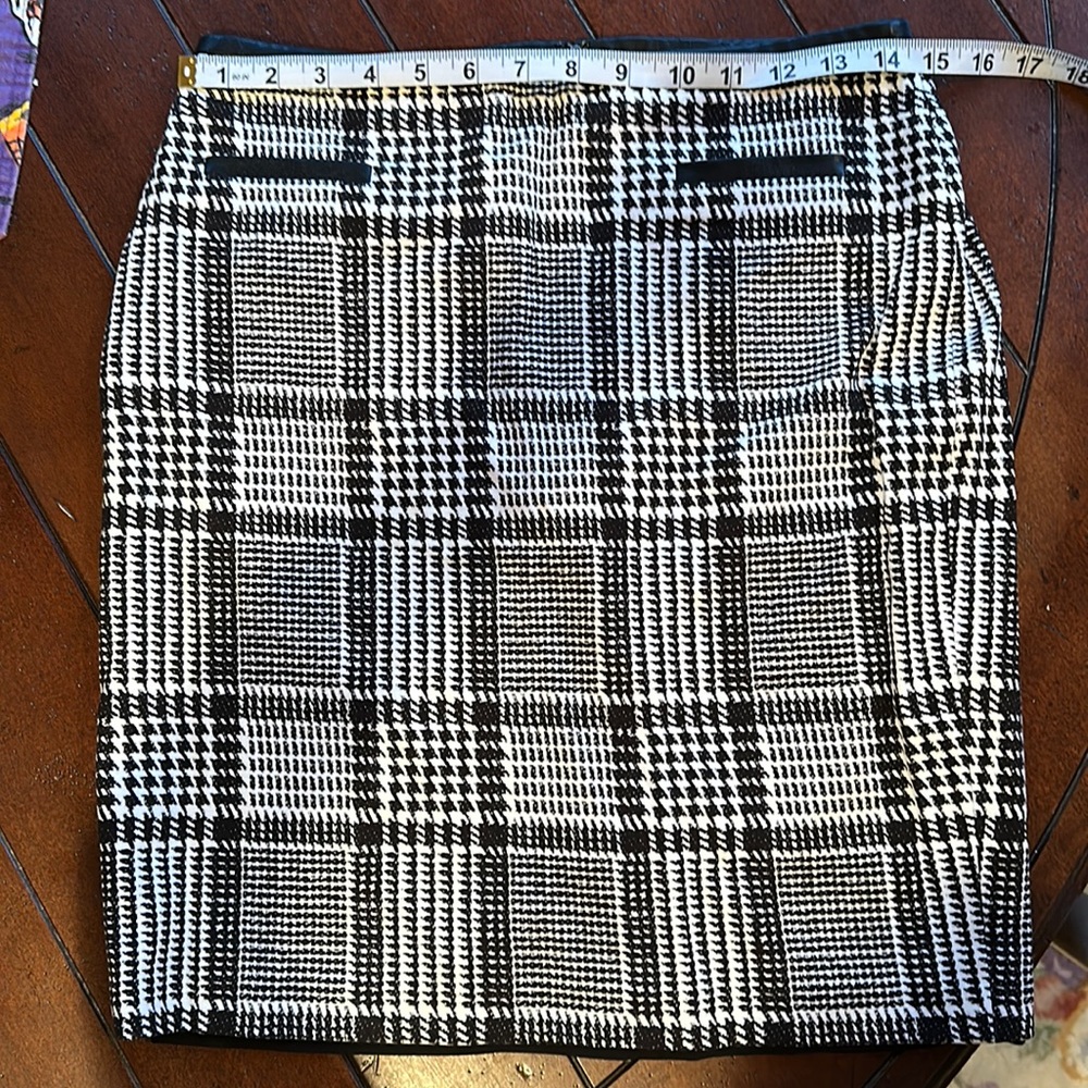 Talbots 4p skirt.  Lined.  Super comfortable!  Black and white pattern.